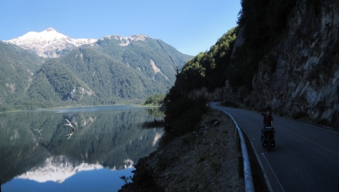 Cycling with perfect reflections in Lago Las Torres